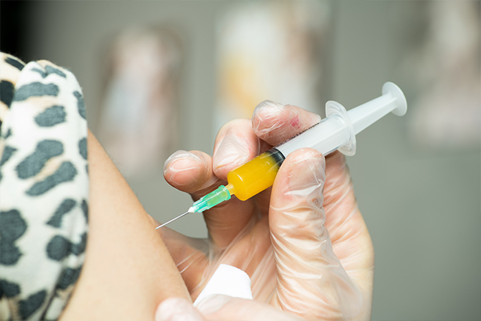 Préparation d’une injection par un infirmier à domicile
